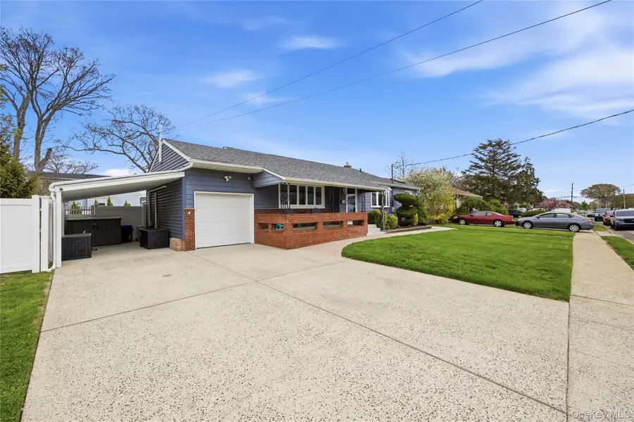 644 N Clinton Avenue, Lindenhurst, NY 11757 - #2