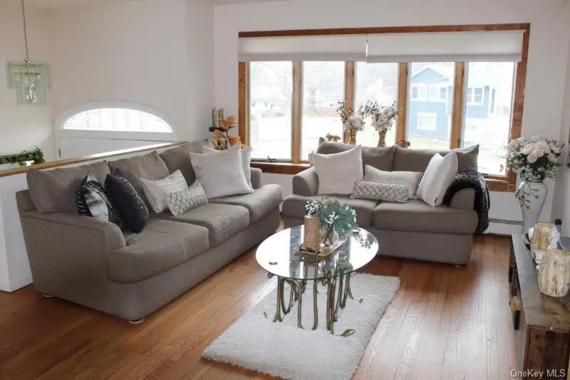 395 N Putnam Avenue, Lindenhurst, NY 11757 - #3