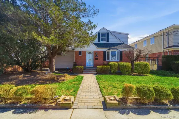 146 Caroline Avenue, Garden City South, NY 11530