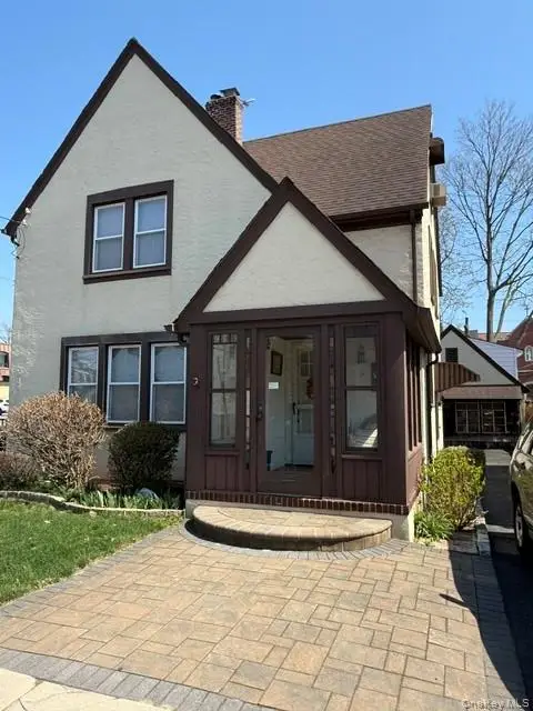 25 Iris Avenue, Floral Park, NY 11001