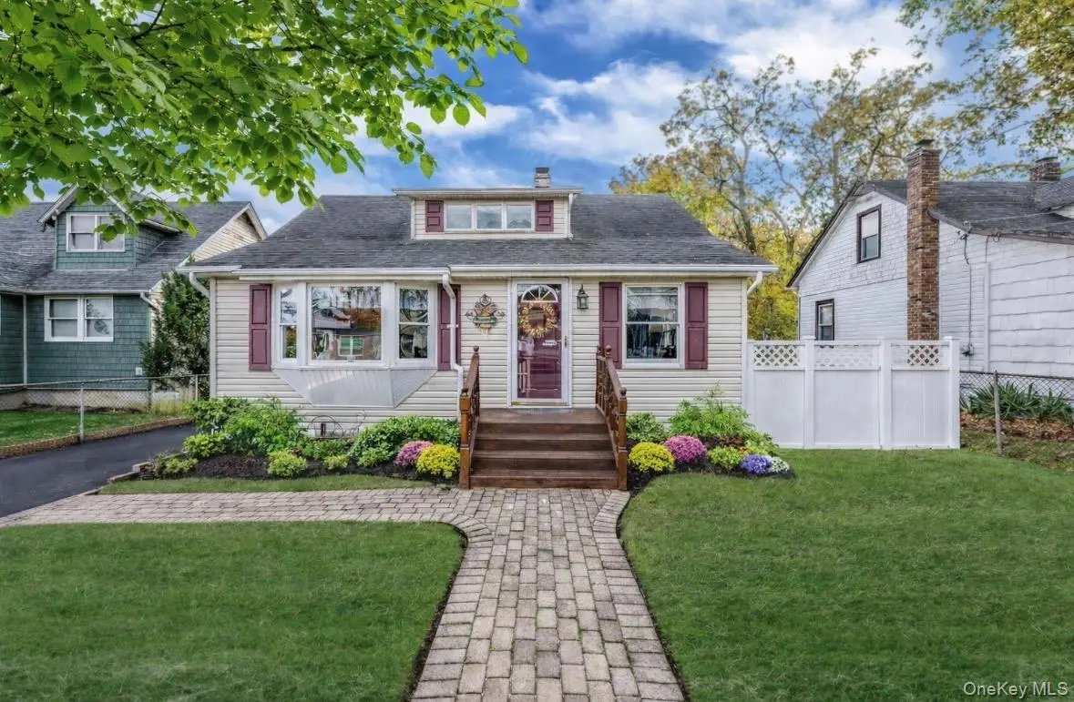 38 Roslyn Street, Islip Terrace, NY 11752 - #1