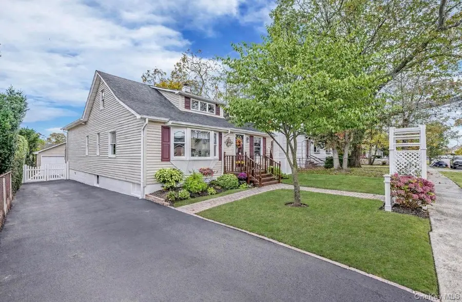 38 Roslyn Street, Islip Terrace, NY 11752 - #2