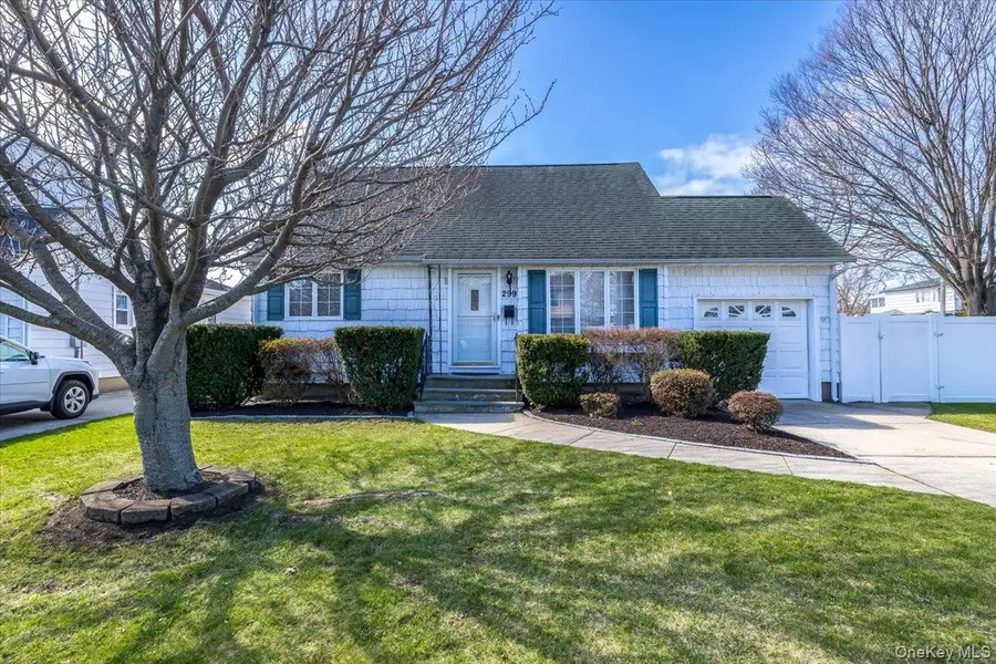 299 37 Street, Lindenhurst, NY 11757 - #2