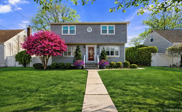 102 Commonwealth Avenue, Massapequa, NY 11758