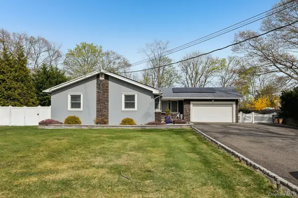 11 Mid Place, Bohemia, NY 11716