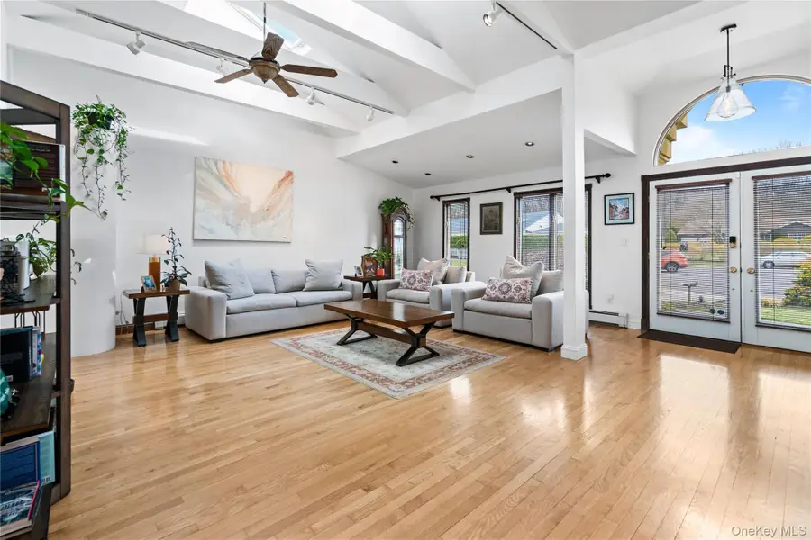 12 Kingswood Circle, Old Bethpage, NY 11804 - #3