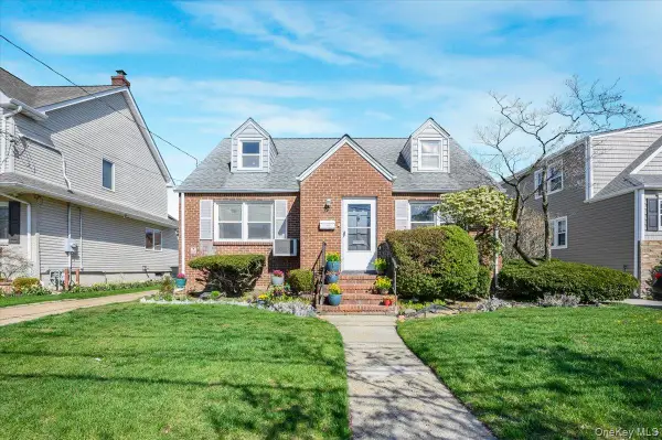 10 Dorothy Place, Lynbrook, NY 11563