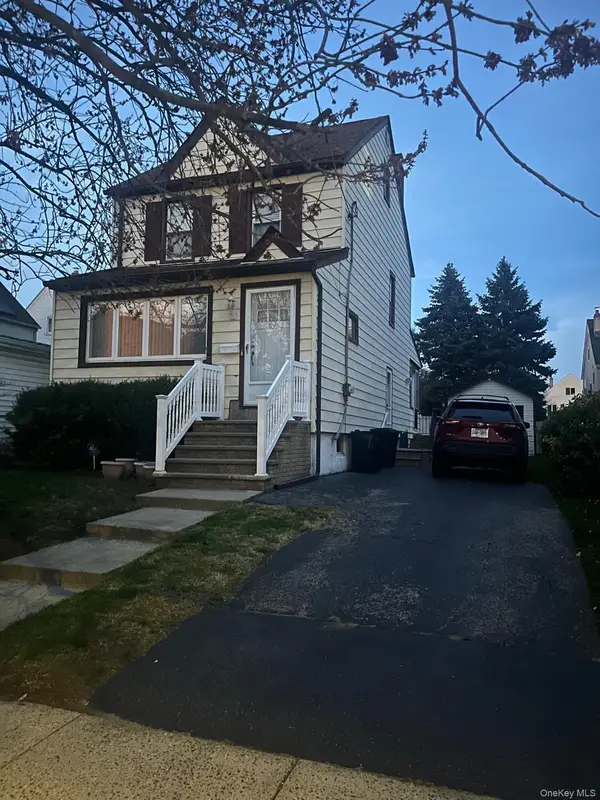 89 Carstairs Road, Valley Stream, NY 11581