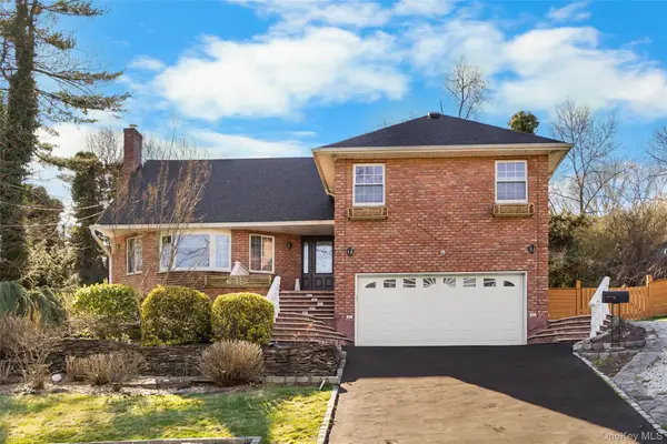 39 Oakdale Road, Roslyn Heights, NY 11577