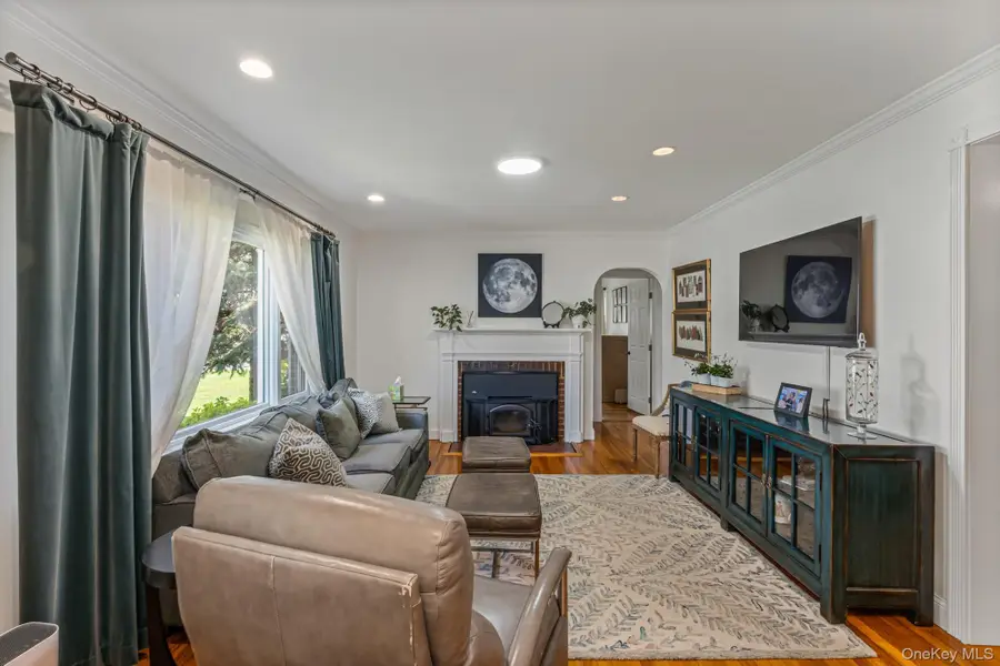 638 Lakeview Avenue, Rockville Centre, NY 11570 - #3