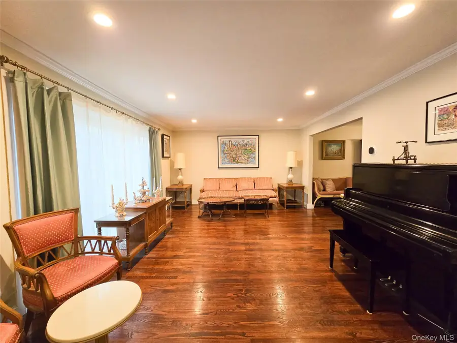 241-11 52 Avenue, Douglaston, NY 11362 - #3