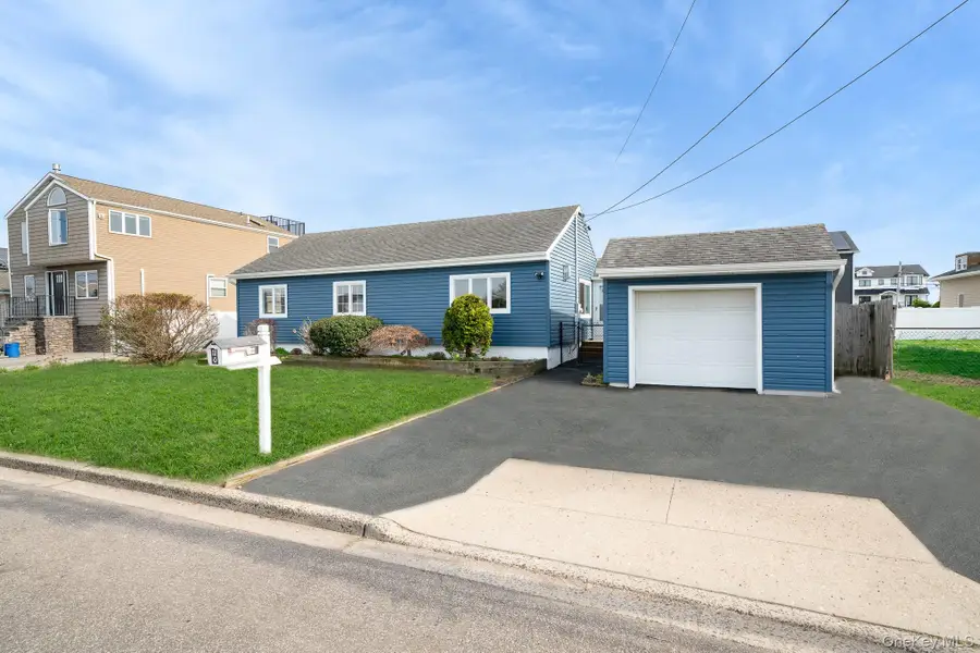33 E Seacrest Avenue, Lindenhurst, NY 11757 - #3