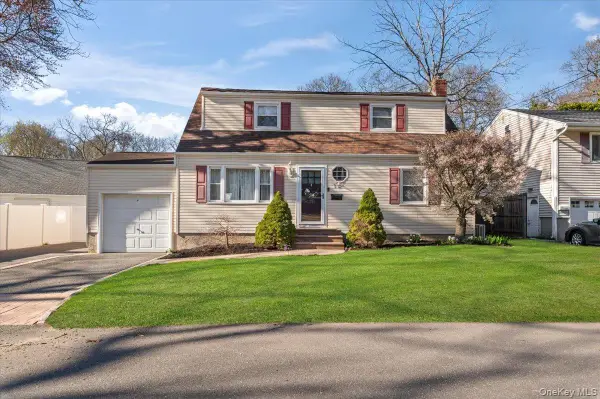 10 Maple Road, Huntington Station, NY 11746