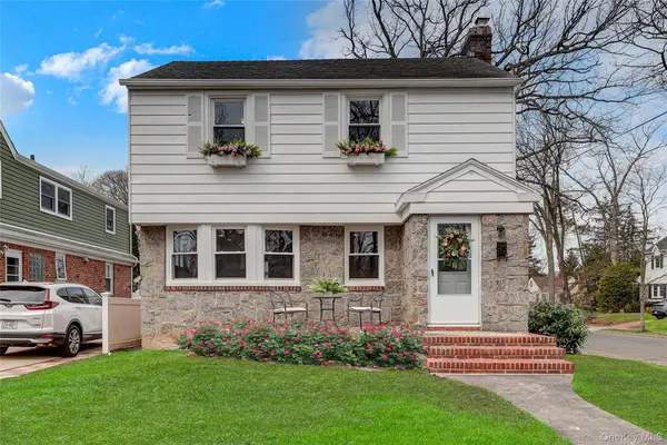 31 Carol Street, Lynbrook, NY 11563