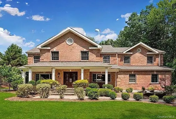 9 Arista Court, Dix Hills, NY 11746