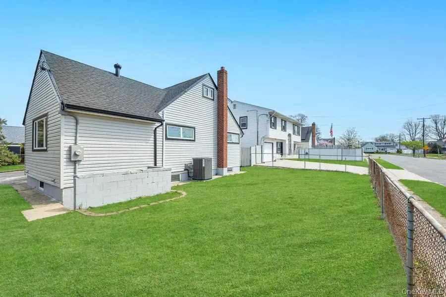 207 August Road, North Babylon, NY 11703 - #3