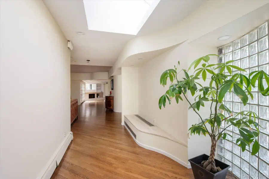 1 Somerset Drive N, Great Neck, NY 11020 - #2