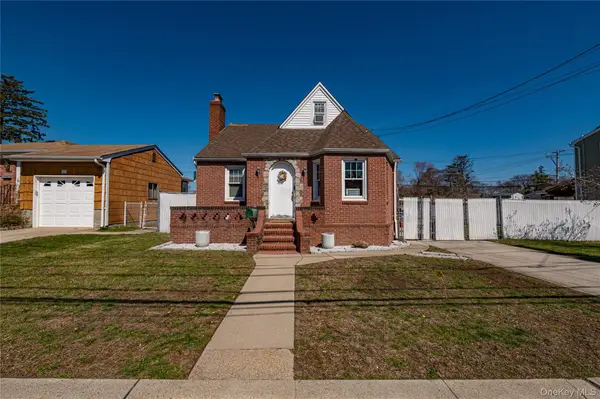 70 Bristol Street, Lindenhurst, NY 11757