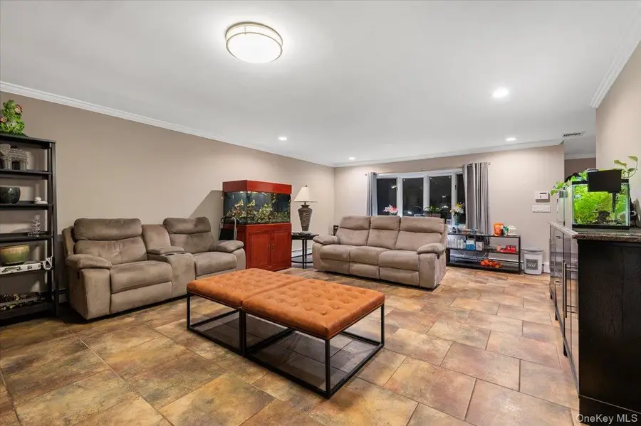 44 E End Avenue, Hicksville, NY 11801 - #3