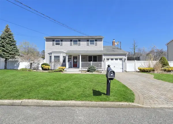 15 Brush Hollow Road, Holbrook, NY 11741