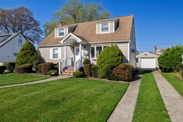 22 Hitchcock Lane, Farmingdale, NY 11735