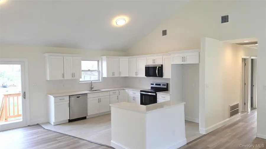 6A Murray Lane, Coram, NY 11727 - #3