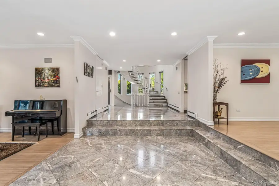 6 Coachmans Court, Old Westbury, NY 11568 - #3