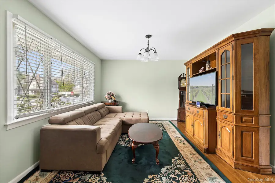 33 Lindbergh Avenue, Glen Cove, NY 11542 - #2