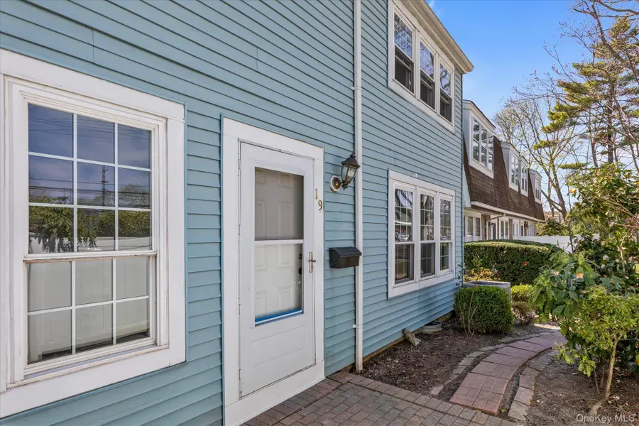 19 Whalers Cove, Babylon, NY 11702 - #2