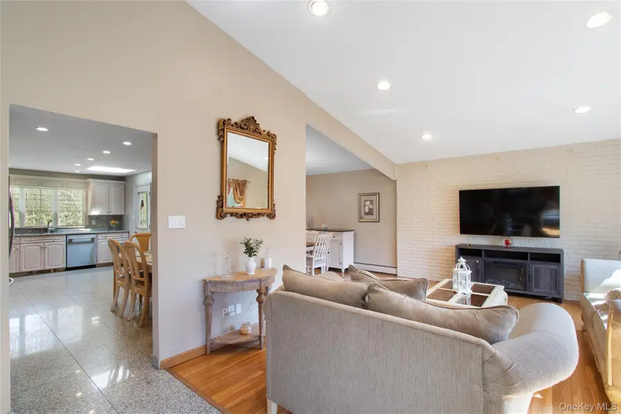 11 Laurie Place, Glen Cove, NY 11542 - #3