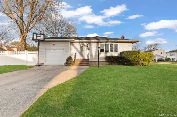 719 Catskill Avenue, Lindenhurst, NY 11757