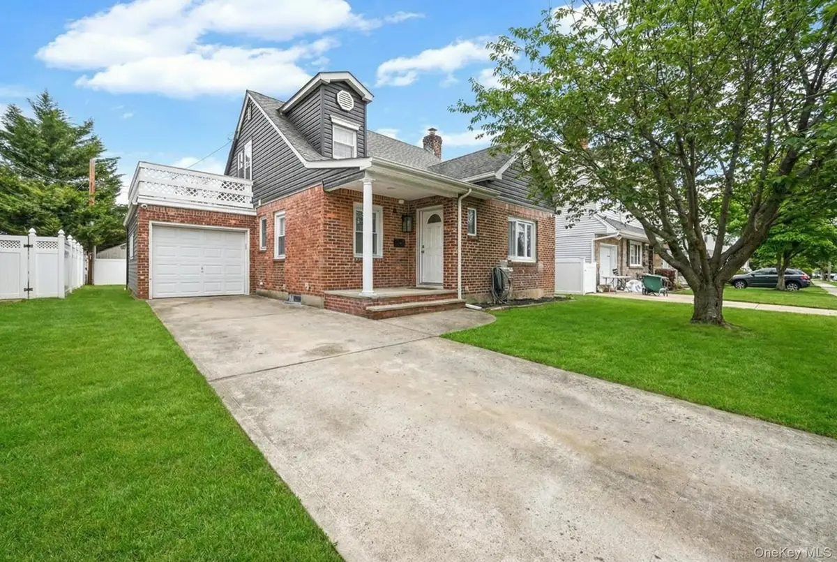 6 Willow Road, New Hyde Park, NY 11040 - #1