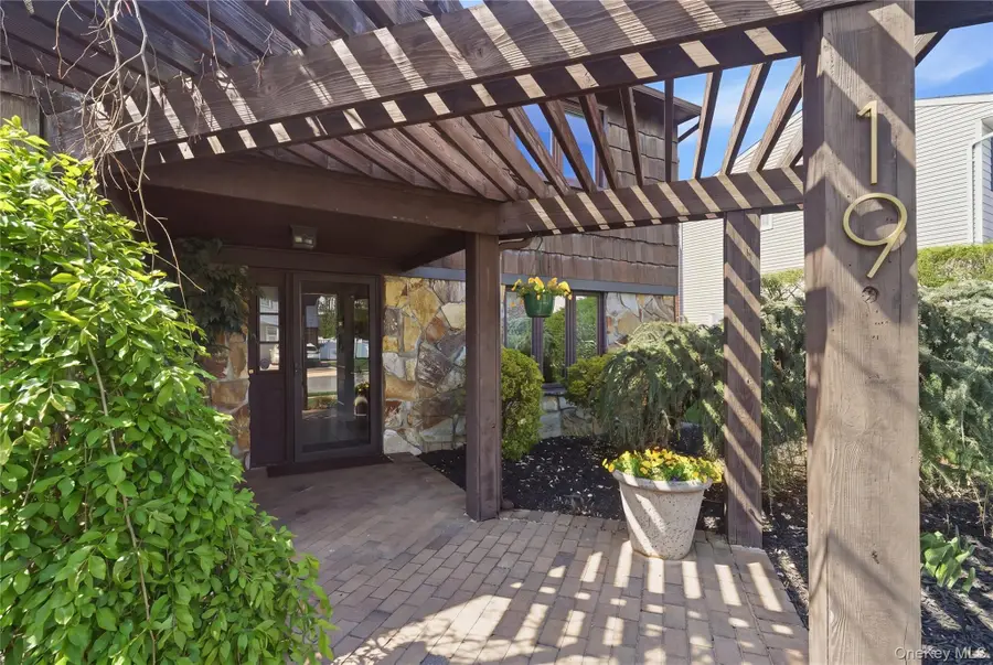 19 Jacob Road, Plainview, NY 11803 - #3