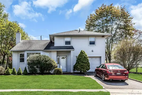 17 Fresno Drive, Plainview, NY 11803