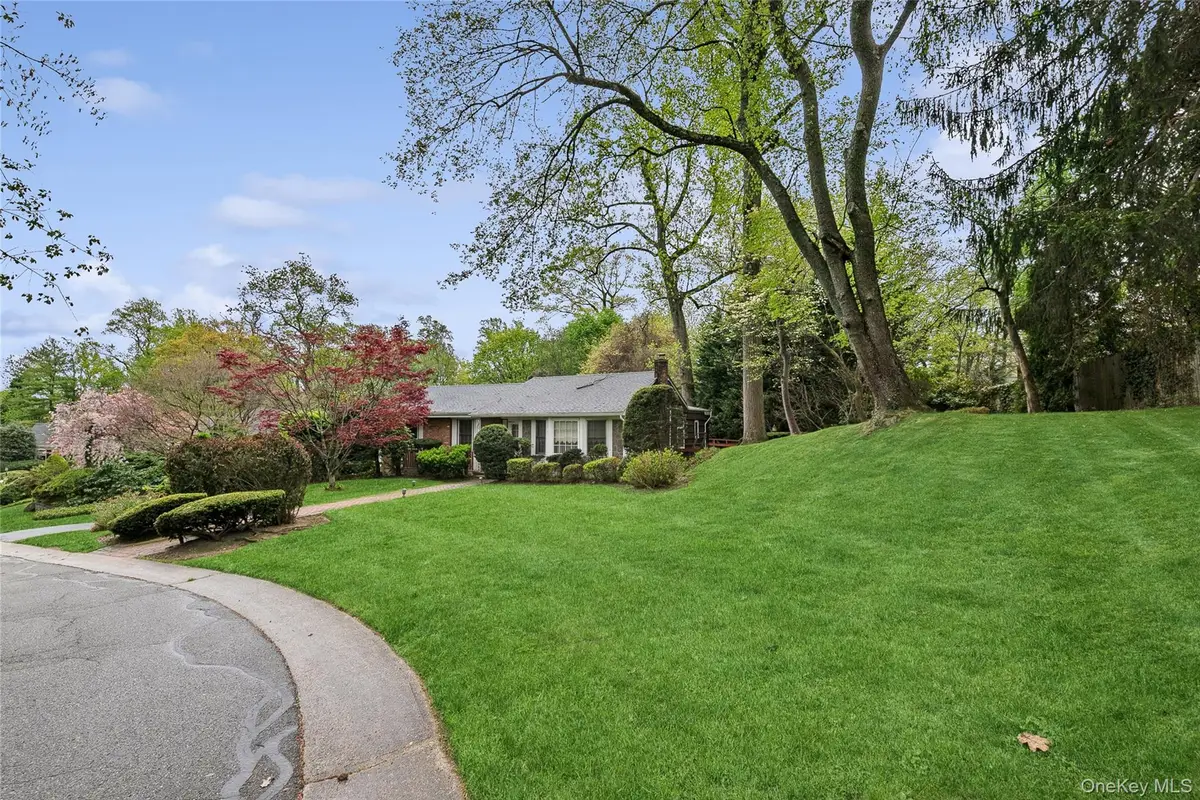 9 Oakwood Circle, Roslyn, NY 11576 - #1