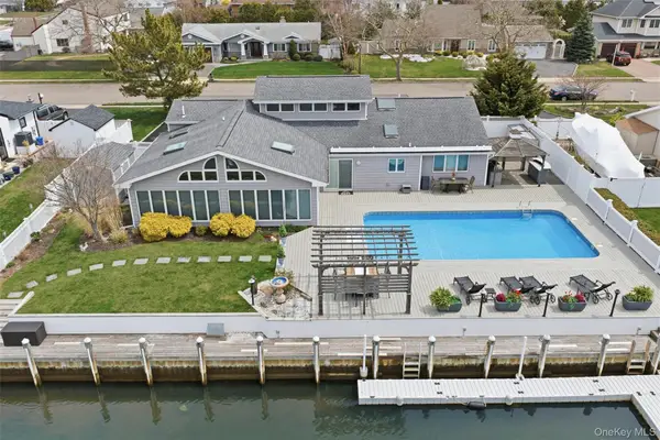 21 Shore Drive W, Copiague, NY 11726