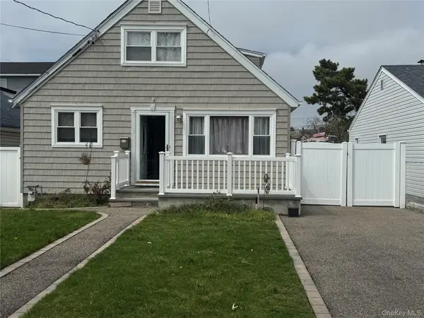 82 E Seacrest Avenue, Lindenhurst, NY 11757