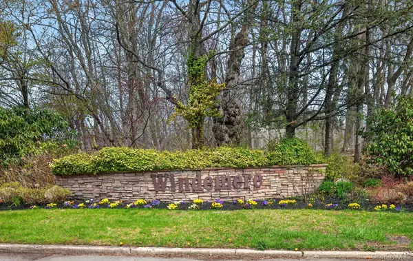 18 Windemere Way, Woodbury, NY 11797