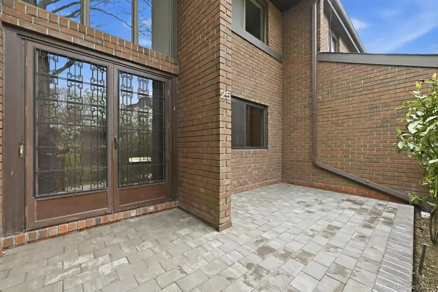 25 Chestnut Hill, Roslyn, NY 11576 - #2