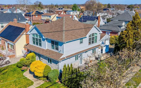 253 Devonshire Dr, New Hyde Park, NY 11040