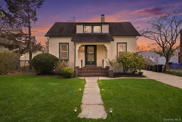 36 Pine Street, Islip, NY 11751