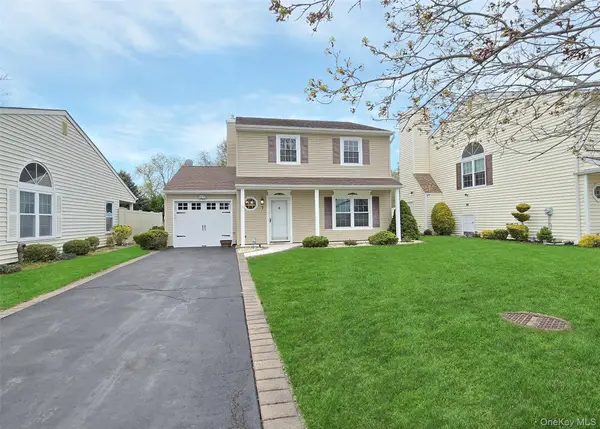 7 Peacock Path, Coram, NY 11727