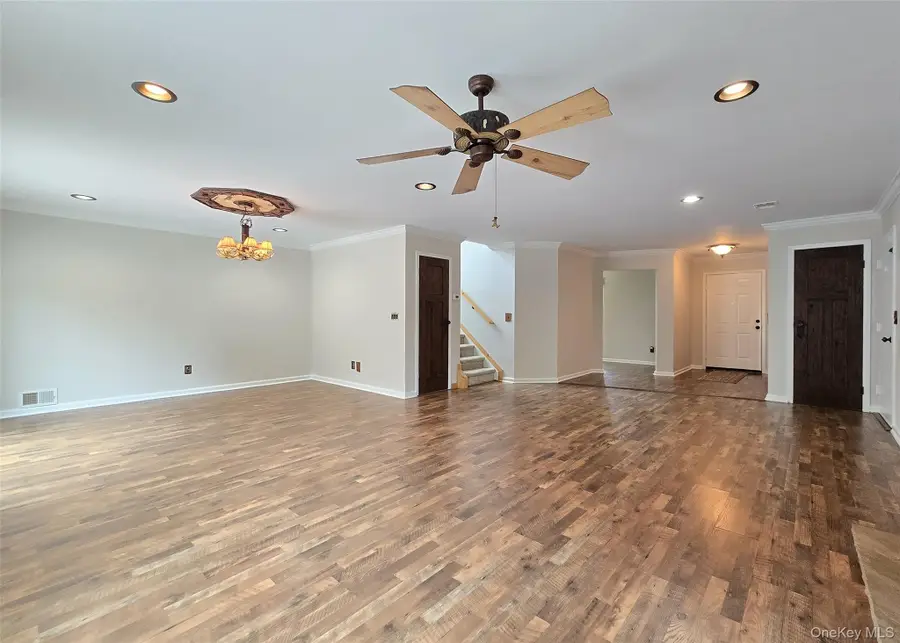 7 Peacock Path, Coram, NY 11727 - #3