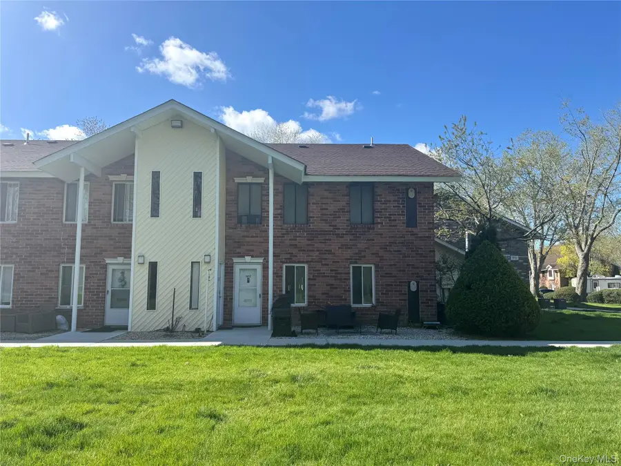 18 Navajo Court #18, Coram, NY 11727 - #3