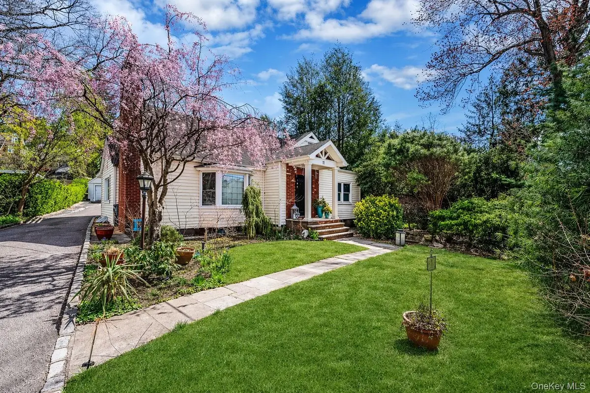 11 Edgewood Avenue, Glen Head, NY 11545 - #1