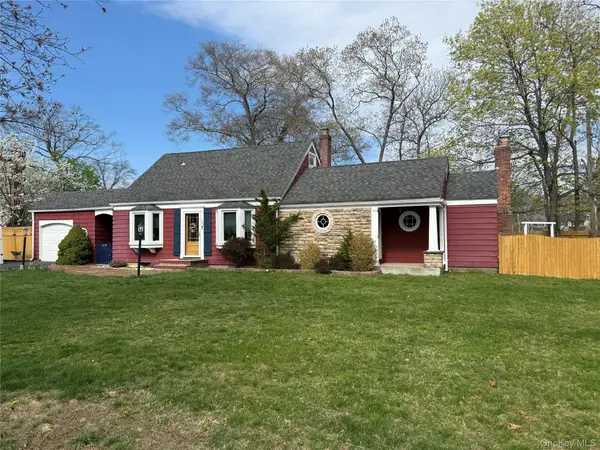 33 Hollins Lane, East Islip, NY 11730