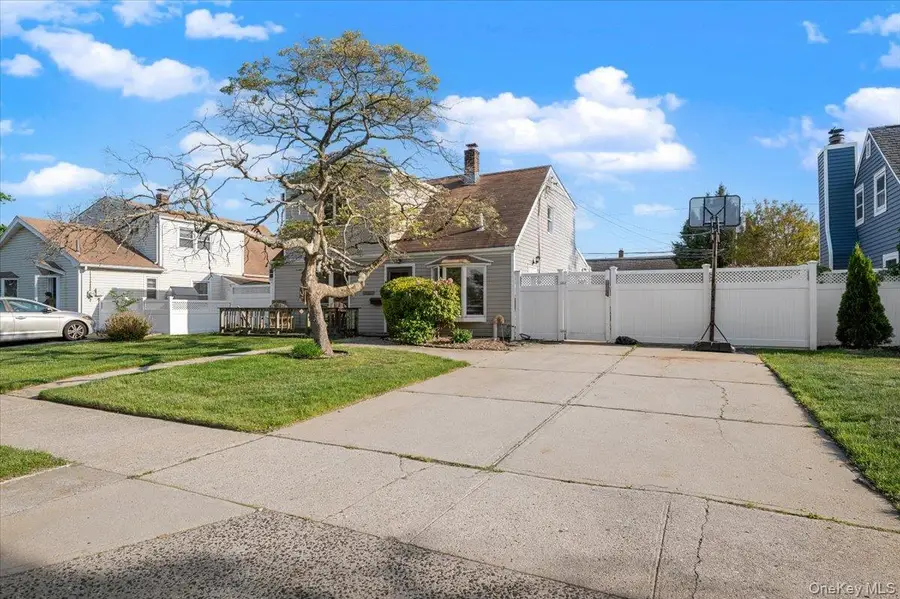 42 Haven Lane, Levittown, NY 11756 - #3
