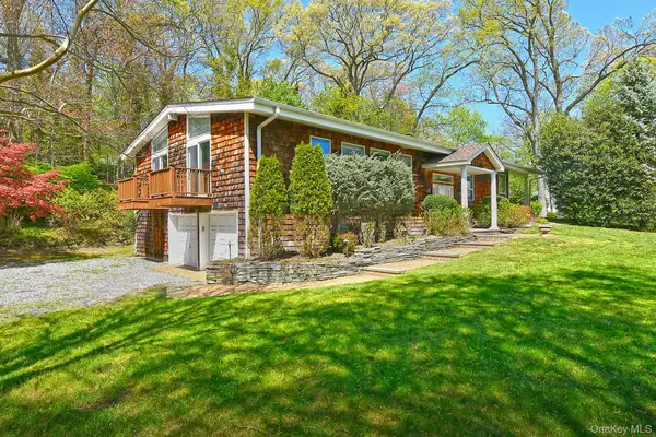 15 Mariners Court, Centerport, NY 11721