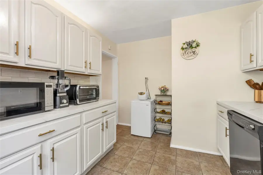 21974 75th Avenue #224B2, Oakland Gardens, NY 11364 - #3