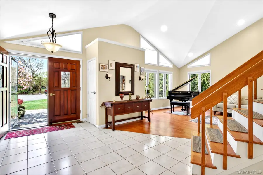 11 Bonnie Lynn Court, Roslyn, NY 11576 - #3